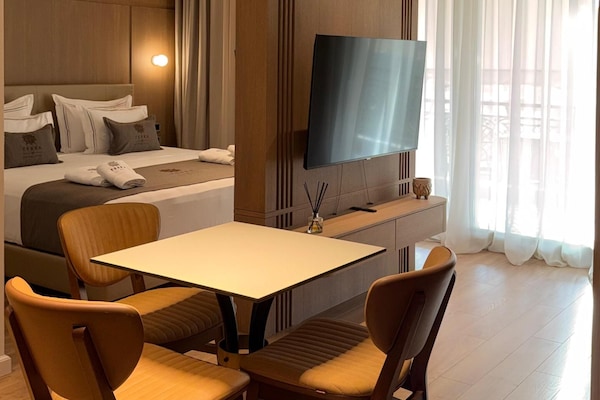 Departamento Deluxe, cocina, vista al río | Área de sala de estar | Smart TV de 123 cm con canales digitales