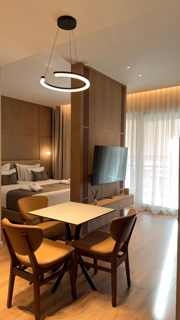 Deluxe Apartment, Kitchen, River View | Living area