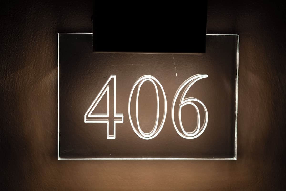 Un panneau lumineux affichant le chiffre 406.