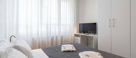 2 bedrooms, desk, iron/ironing board, free WiFi