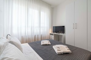 2 habitaciones, escritorio, tabla de planchar con plancha y wifi gratis 