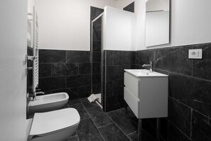 Dusche, umweltfreundliche Kosmetikartikel, Haartrockner, Bidet