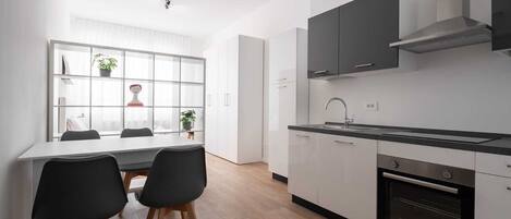 Kühlschrank, Ofen, Herdplatte, Geschirrspüler