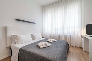 2 habitaciones, escritorio, tabla de planchar con plancha y wifi gratis 