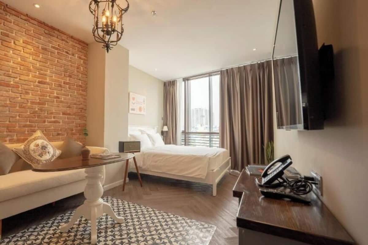 Standard Studio | Desk, iron/ironing board, free WiFi