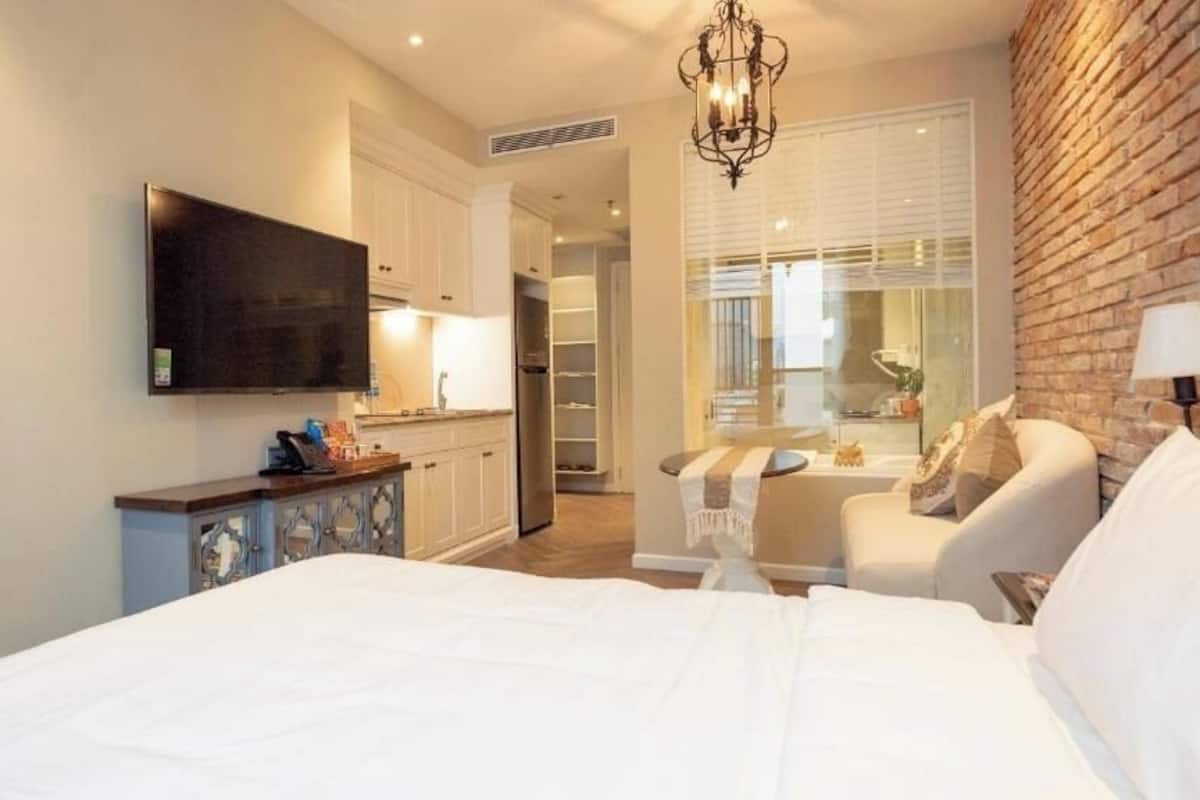 Deluxe Studio | Desk, iron/ironing board, free WiFi