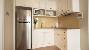 Full-size fridge, microwave, stovetop, cookware/dishes/utensils