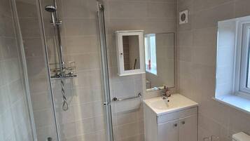 Pancuran mandi, pengering rambut, tuala disediakan