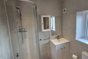 Een douche, een haardroger, handdoeken