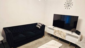 Unclassified image, 5 of 10, button - Modern Easedale House - 3 Bed House in Hornchurch (Hornchurch)