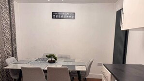Unclassified image, 2 of 10, button - Modern Easedale House - 3 Bed House in Hornchurch (Hornchurch)