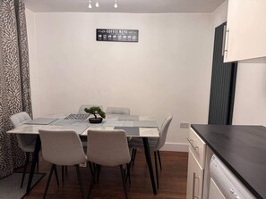 Dining - Modern Easedale House - 3 Bed House in Hornchurch (Hornchurch)
