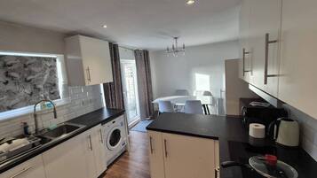 Peti sejuk, ketuhar gelombang mikro, ketuhar, dapur