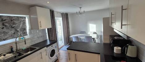 Réfrigérateur, four à micro-ondes, un four, surface de cuisson