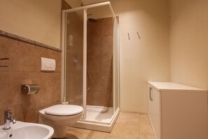 Dusche, Haartrockner, Bidet, Handtücher