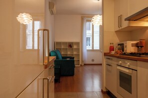 Jääkaappi, mikroaaltouuni, liesi, kahvin-/teenkeitin