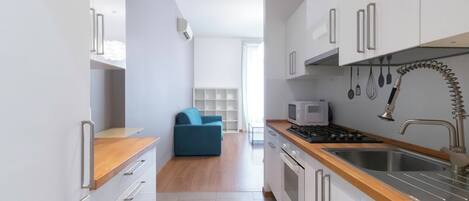 Refrigerador, microondas, placa de cocina, cafetera/tetera