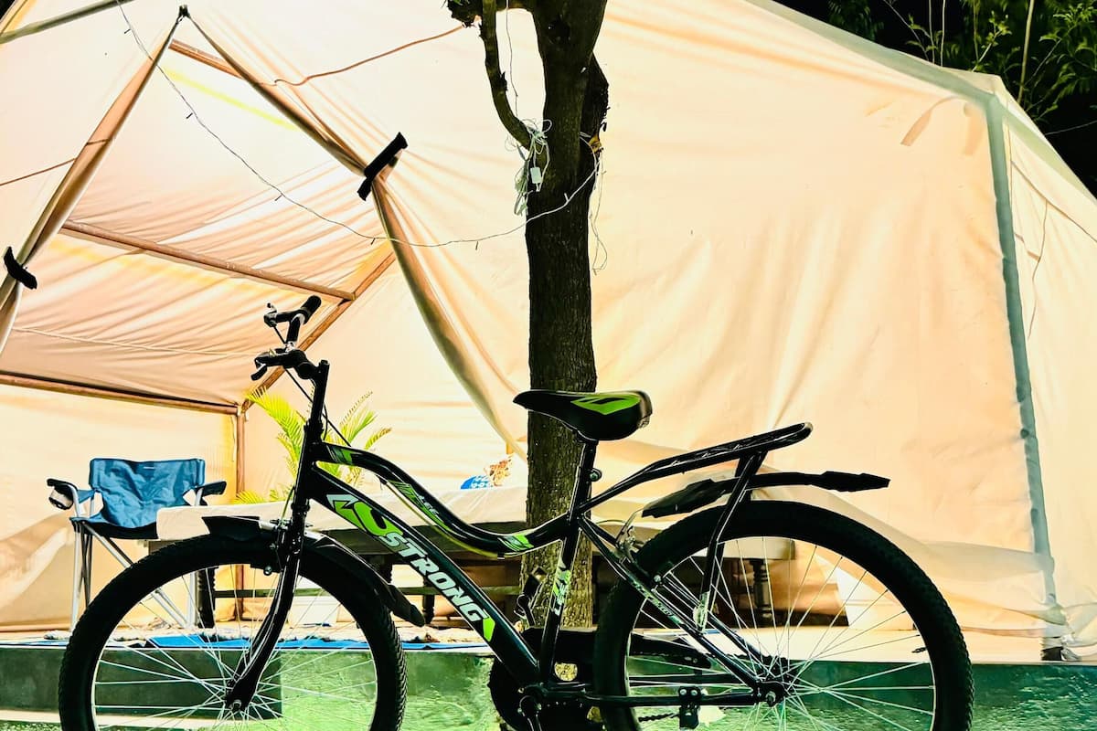 Una bicicleta estacionada frente a una carpa.