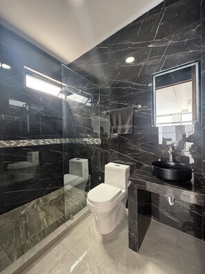 Suihku, pyyhkeet, vessapaperi