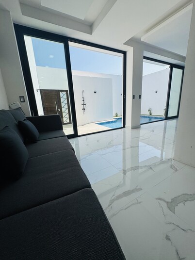 Casa Top Horizonte. Charming 3-bedroom beach house with AC & Private Pool.