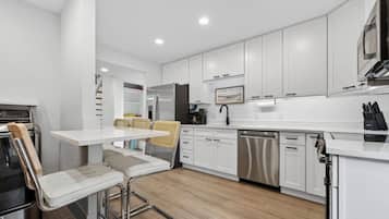 Microondas, horno, parrilla de estufa y lavavajillas