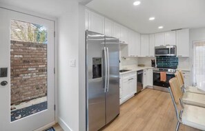 Mikrovågsugn, ugn, spishäll och diskmaskin