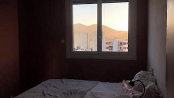 Tabla de planchar con plancha, wifi y ropa de cama