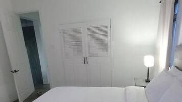 2 bedrooms, iron/ironing board, internet, bed sheets