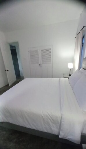 2 bedrooms, iron/ironing board, internet, bed sheets