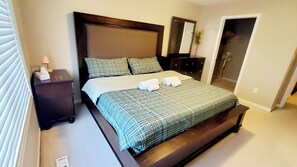 3 soverom, skrivebord, strykejern/-brett og reiseseng for barn