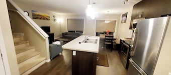 4K Projector Theatre, Cozy Vibes, Attached Garage, 2 King, 1 Queen, 1 sofa bed