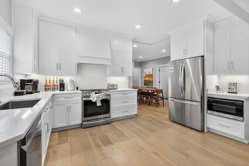 Upscale 6 Bedroom Home Near Stadium and Restaurants