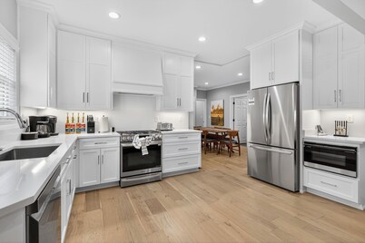 Upscale 6 Bedroom Home Near Stadium and Restaurants