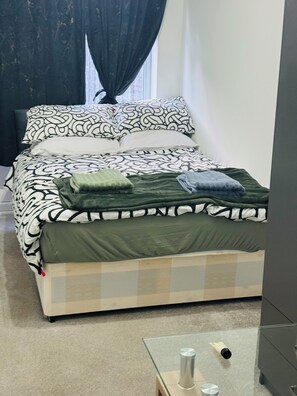 4 quartos, ferros/tábuas de passar roupa, acesso à internet