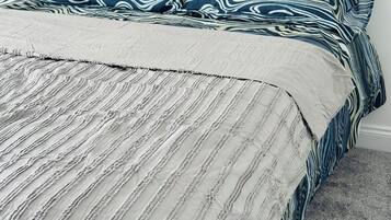 4 bedrooms, iron/ironing board, internet, bed sheets