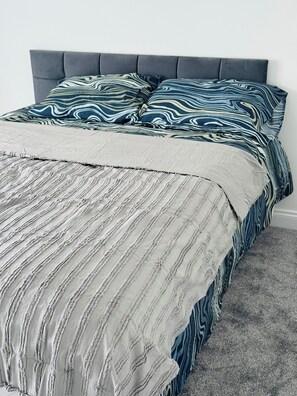 4 bedrooms, iron/ironing board, internet, bed sheets