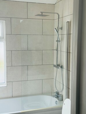 Dusche, Haartrockner, Handtücher, Seife