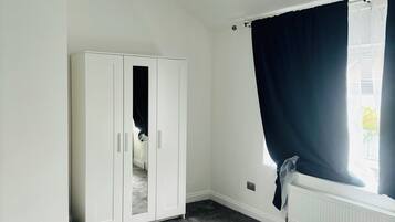 4 bedrooms, iron/ironing board, internet, bed sheets