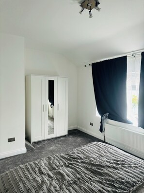 4 habitaciones, tabla de planchar con plancha y acceso a internet 