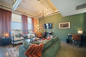 TV - Vintage Chic Loft w/ Free Valet, Pool, Gym (Dallas)