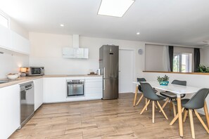Micro-ondes, four, plaque de cuisson, lave-vaisselle