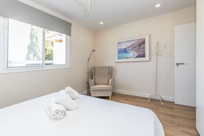 3 bedrooms, iron/ironing board, WiFi, bed sheets