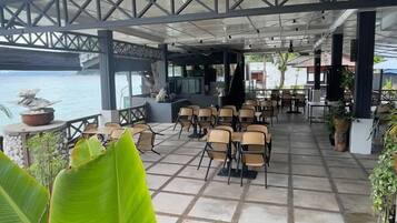 Tempat makan outdoor