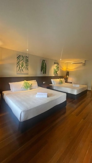 Premium Quadruple Room | Desk