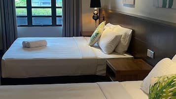 Premium Quadruple Room | Meja