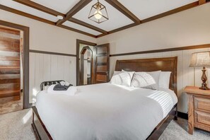 4 bedrooms, desk, iron/ironing board, WiFi