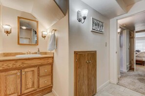 シャワー、ヘアドライヤー、タオル