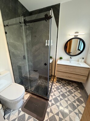 Dusche, Haartrockner, Handtücher, Seife