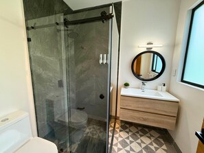 Douche, séchoir à cheveux, serviettes fournies, savon