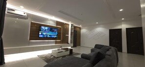 Flat-screen TV - 7th Rest Luxury Apartments (Lagos)